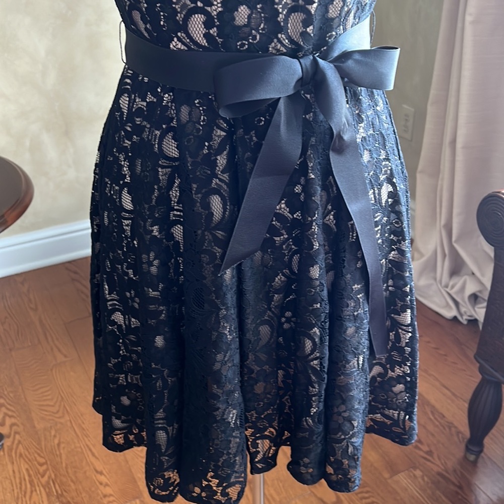 Ladies fun semi formal dress - Picture 3 of 8